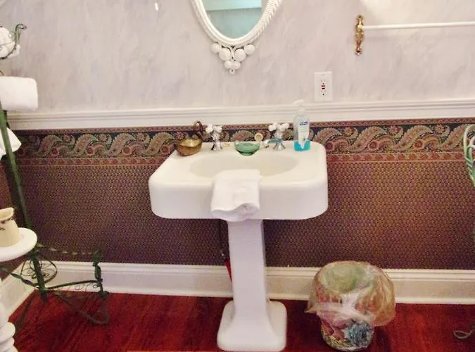 Duchess Downtown Bed & Breakfast