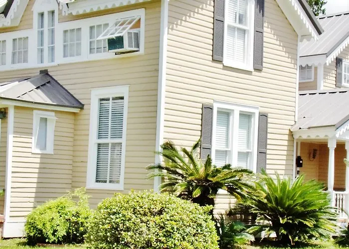 Duchess Downtown Bed & Breakfast 3*